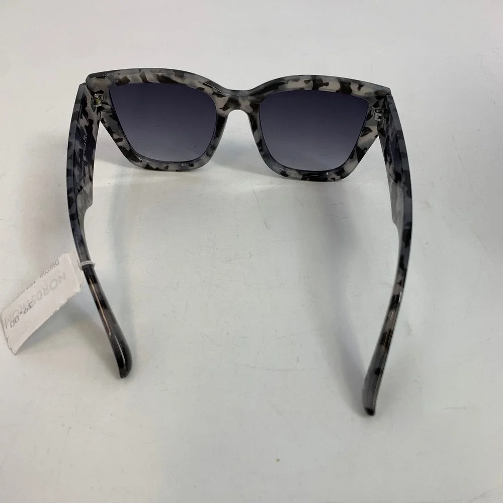 Aire stylish square